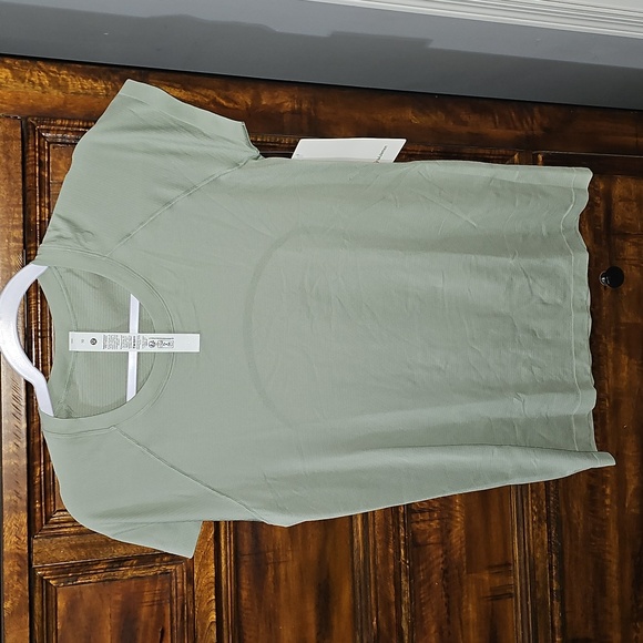 Lululemon Swiftly Tech Short Sleeve 2.0, Sz 10!! FOG GREEN! Hip Length - Picture 1 of 9